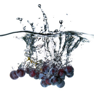 Фотообои для кухни винограда в воде (food-0000205)