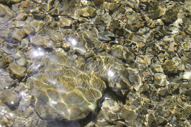 Фотообои для ванны дно реки блики (underwater-world-00115)