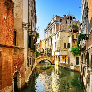 Фотообои каналы итальянские улочки (city-0001219)