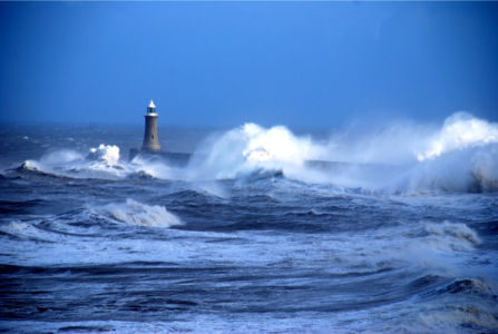 Фотообои море маяк в волах (sea-0000237)