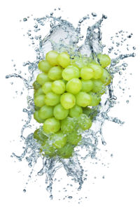 Гроздь винограда в воде обои в кухню (food-0000204)