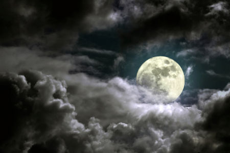 Фотообои полная луна над облаками (fantasy-0000089)