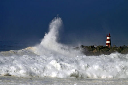 Фотообои волны и маяк на берегу (sea-0000236)