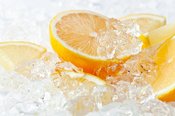 Фотообои на кухне лимон во льду (food-0000302)