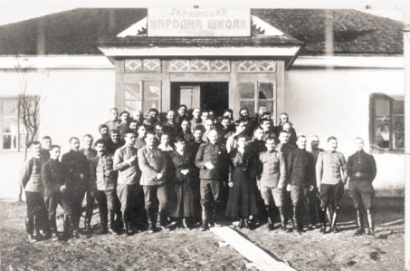 Гетман Павел Скоропадский на открытии украинской школы, 1918 (ukraine-0054)