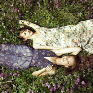 Фотообои девушки на поле с цветами (glamour-0000086)
