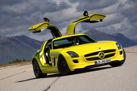 Фотообои жёлтый спортивный автомобиль mercedes (transport-0000014)