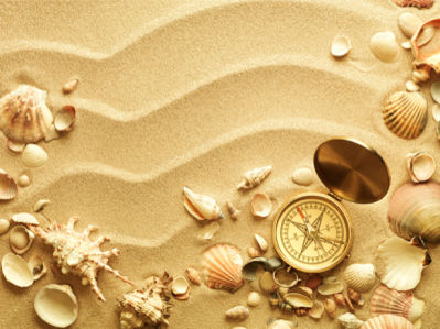 Морские ракушки на песке и компас обои (underwater-world-00089)