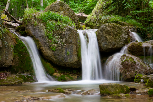 Фотообои с природой водопад в лесу (nature-00022)